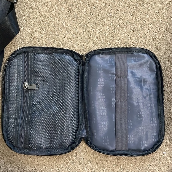 Tablet sling bag with electronic travel organizer from Fortinet - Picture 6 of 10